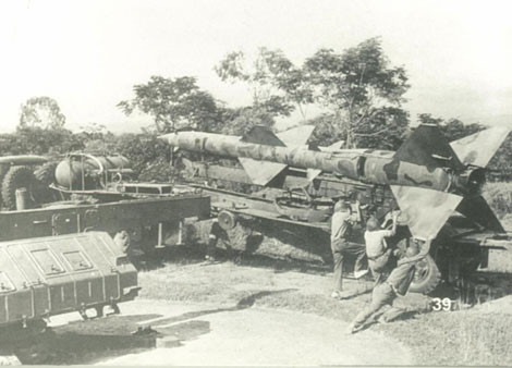 Nạp đạn SAM-2 lên bệ phóng.