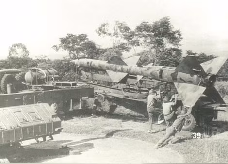 Nạp đạn SAM-2 lên bệ phóng.