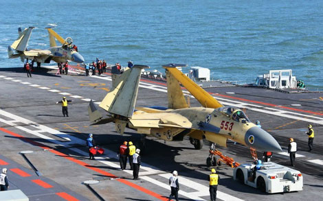Tiêm kích hạm J-15 trên tàu sân bay Liêu Ninh.