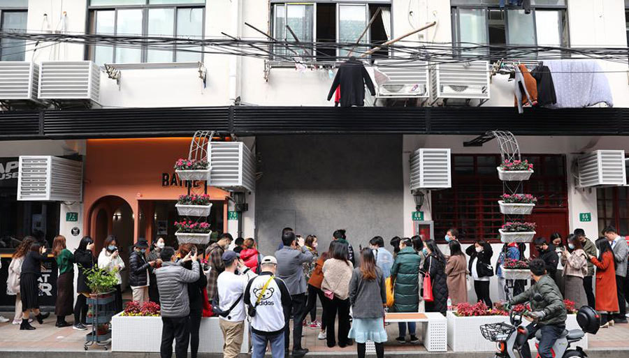 Quán cà phê lỗ thủng trở nên nổi tiếng.