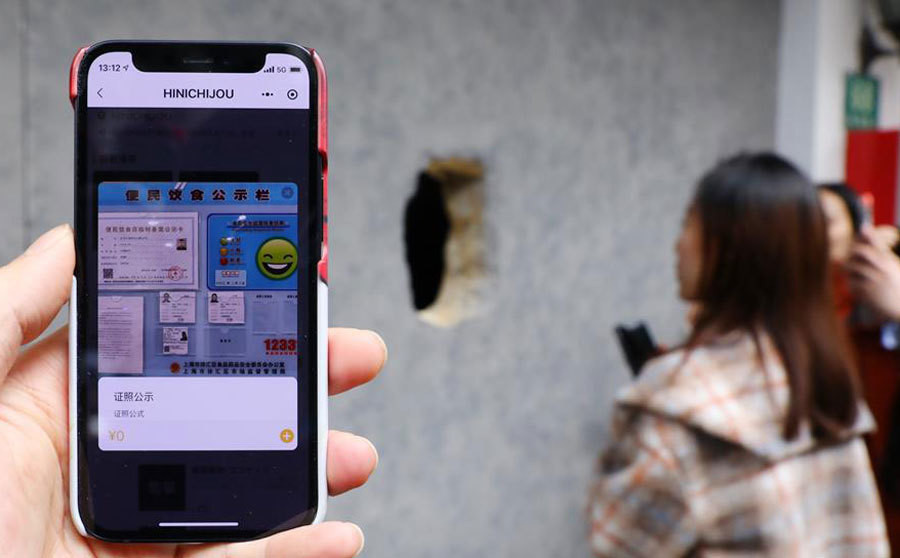 Quán cà phê độc đáo này nhanh chóng thu hút cộng đồng mạng, nhiều khách thích thú tới đặt đồ uống qua điện thoại và chụp ảnh.