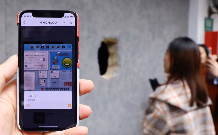 Quán cà phê độc đáo này nhanh chóng thu hút cộng đồng mạng, nhiều khách thích thú tới đặt đồ uống qua điện thoại và chụp ảnh.