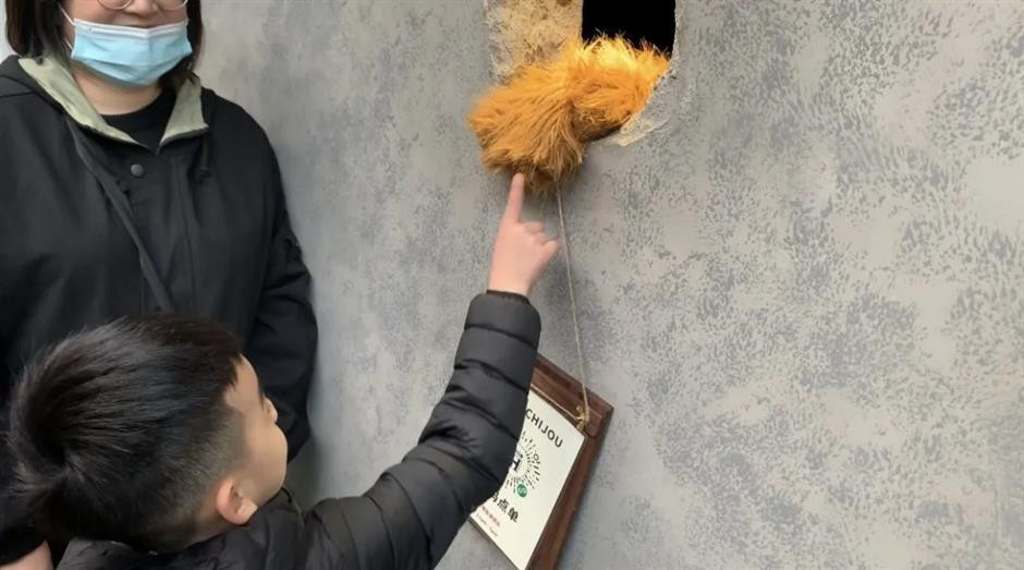 Theo People's Daily, quản lý cửa hàng là một nhân viên pha cà phê khiếm thính từng đoạt giải tại các cuộc thi pha chế cà phê.