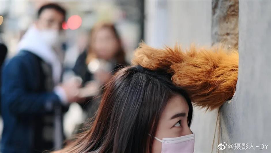 Quán cà phê Hinichijou bắt đầu chạy thử nghiệm ngày 15/11 và chính thức khai trương vào thứ Năm, tức ngày 3/12, là Ngày Quốc tế Người khuyết tật hàng năm. Khách hàng có giấy chứng nhận khuyết tật có thể nhận được một tách cà phê đặc biệt miễn phí.