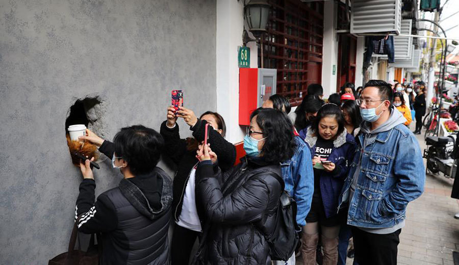 Hàng dài xếp hàng chờ mua đồ uống.