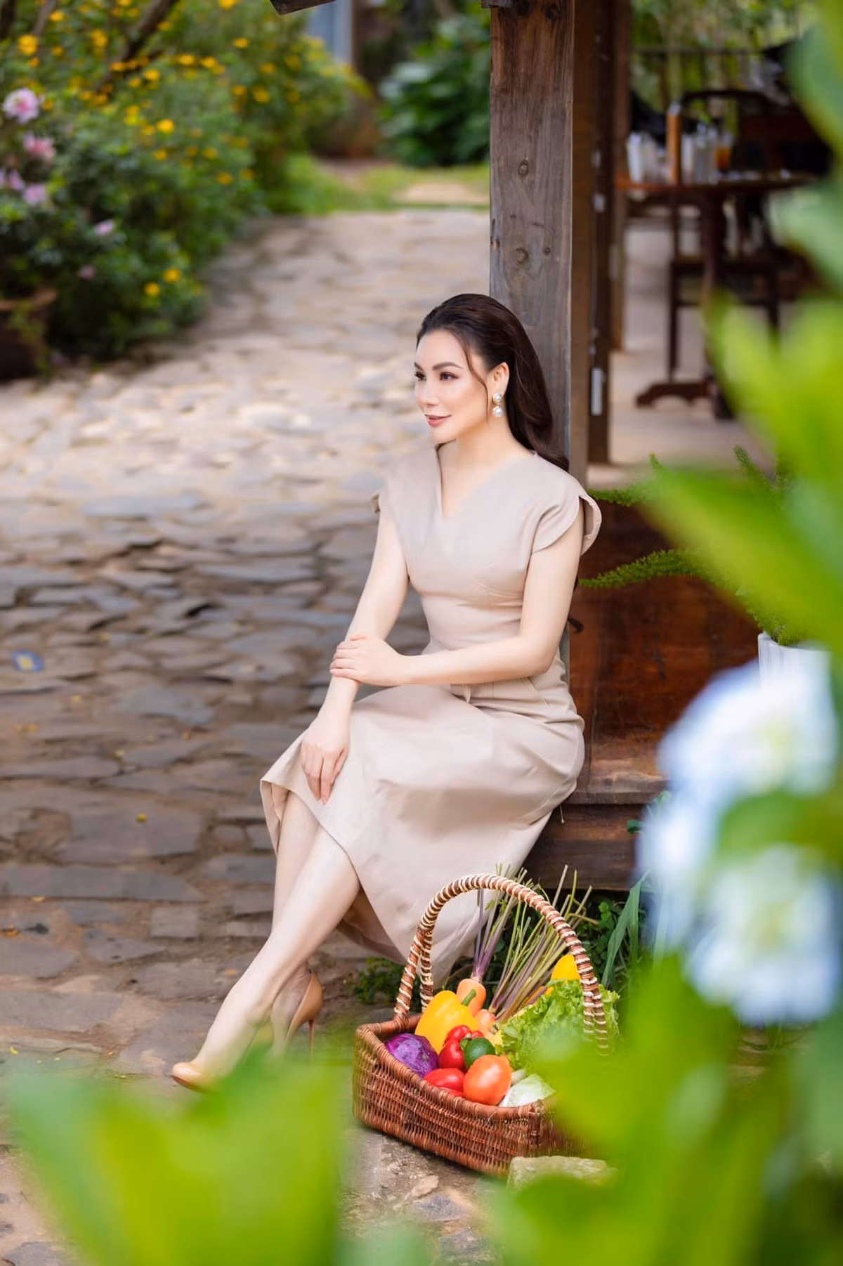 Hồ Quỳnh Hương xinh đẹp dịu dàng trong bộ đầm màu nude.