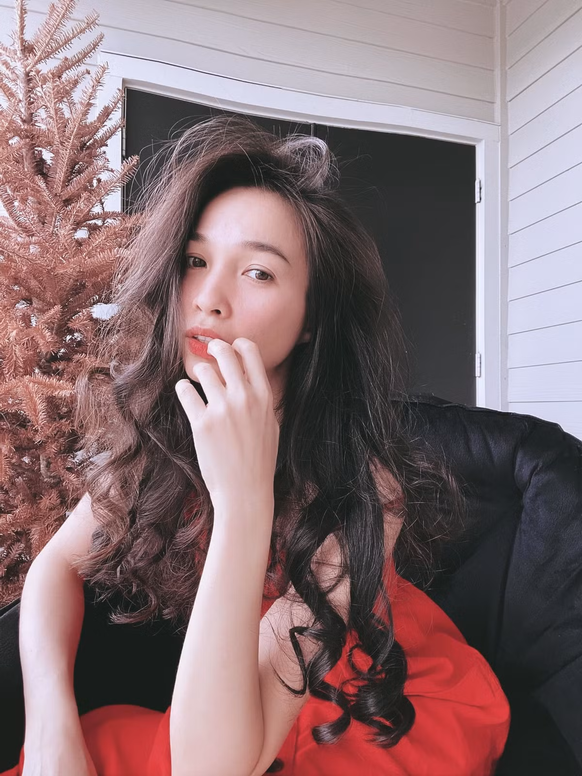 Hiền Thục vô cùng trẻ trung, cuốn hút với váy đỏ, tóc xoăn.