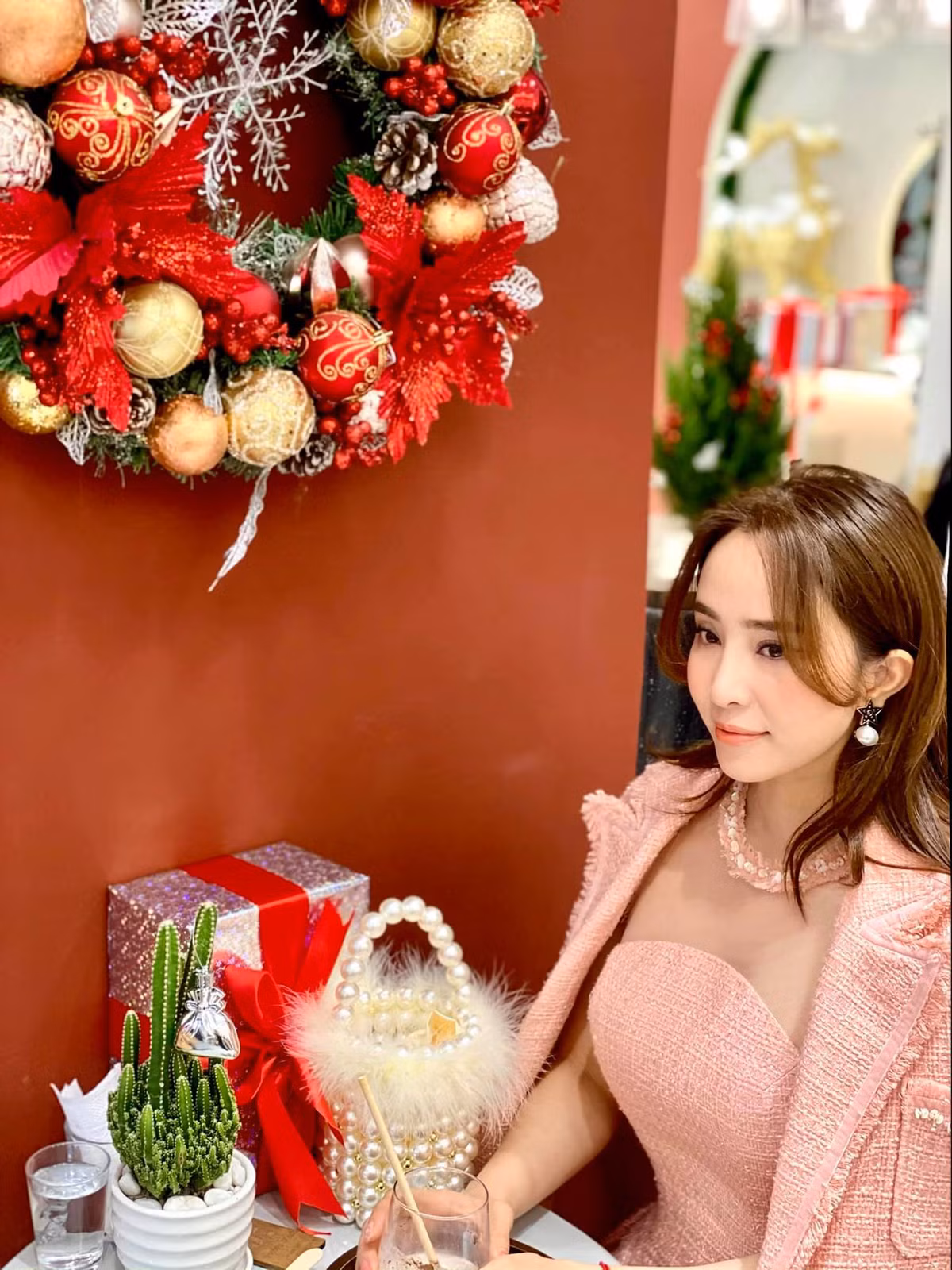 "Khi cuộc đời cho bạn cả trăm lý do để khóc, hãy cho đời thấy bạn có cả ngàn lý do để cười", diễn viên Quỳnh Nga chụp ảnh trước thềm Noel.