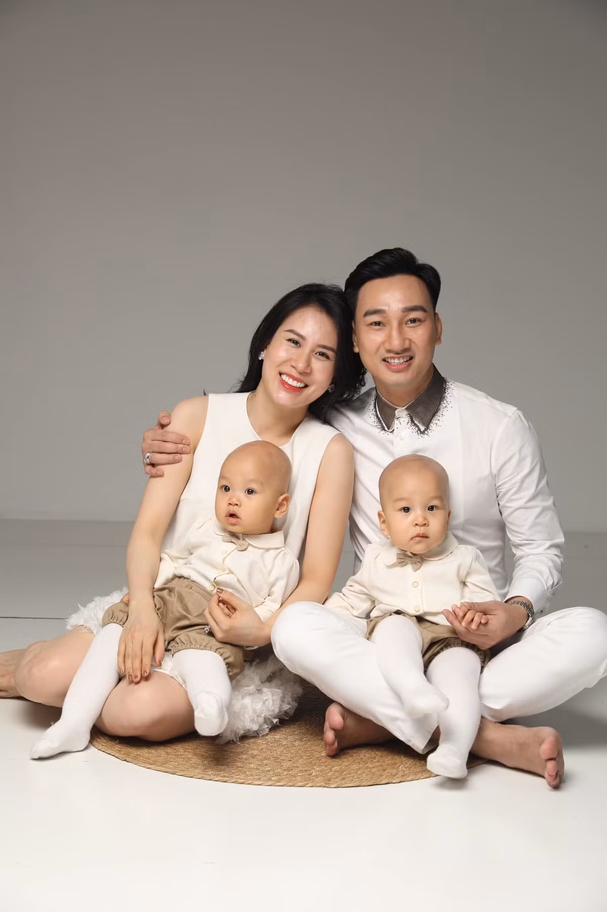 MC Thành Trung chụp ảnh kỷ niệm gia đình nhân dịp hai con sinh đôi tròn 1 tuổi là một trong những tin tức sao Việt ngày 13/12.