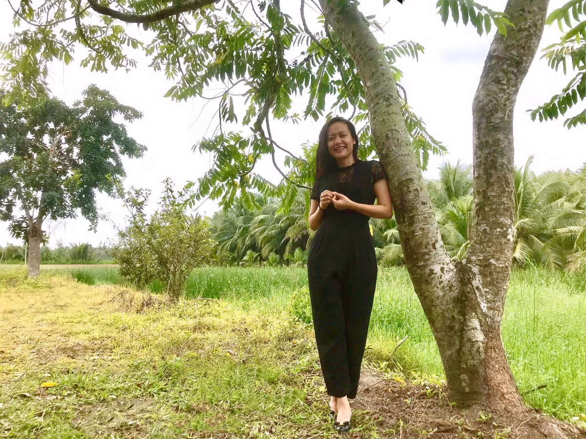 Diễn viên Hồng Ánh hóa cô thôn nữ khi về thăm quê ngoại.