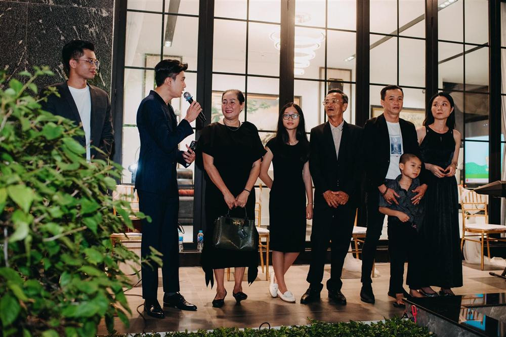 gôi sao màn ảnh phát biểu trong tiệc kỷ niệm của cha mẹ. Trước đó, Quốc Trường được biết đến là người con hiếu thảo. Không chỉ ngoan ngoãn, anh còn khiến nhiều người chú ý khi xây biệt thự báo hiếu bố mẹ ở quê nhà Cần Thơ. Cơ ngơi này có tổng giá trị 25 tỷ đồng, rộng 700m2, để đấng sinh thành nam diễn viên dưỡng già.