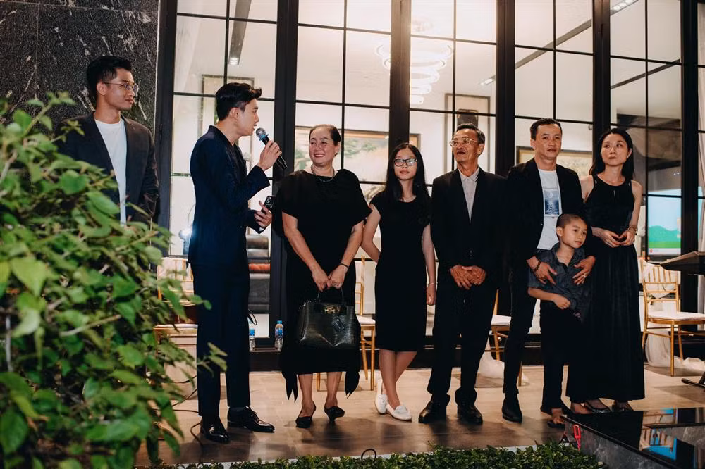 Ngôi sao màn ảnh phát biểu trong tiệc kỷ niệm của cha mẹ. Trước đó, Quốc Trường được biết đến là người con hiếu thảo. Không chỉ ngoan ngoãn, anh còn khiến nhiều người chú ý khi xây biệt thự báo hiếu bố mẹ ở quê nhà Cần Thơ. Cơ ngơi này có tổng giá trị 25 tỷ đồng, rộng 700m2, để đấng sinh thành nam diễn viên dưỡng già.