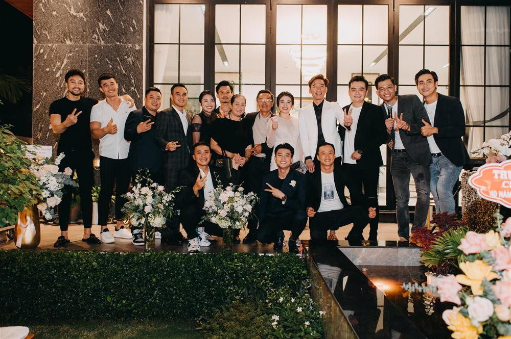 ia đình Quốc Trường và những người thân thiết chụp ảnh lưu niệm.