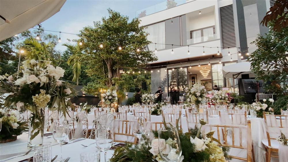 Tuy nhiên cho tới mới đây, nam diễn viên mới hé lộ những khoảnh khắc đẹp trong ngày vui của bố mẹ trên mạng xã hội.