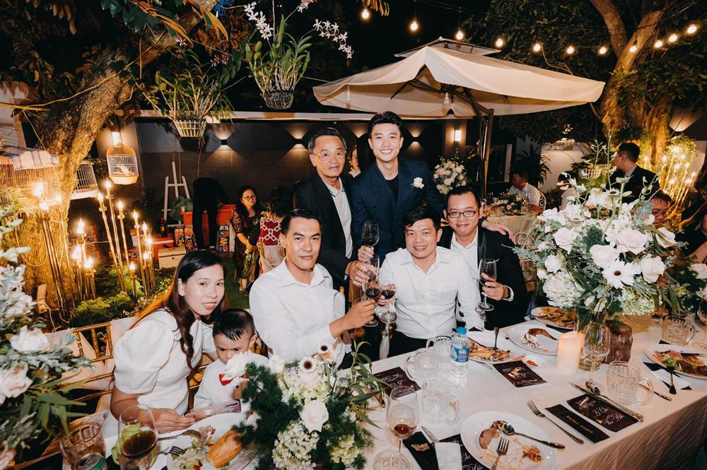 am diễn viên "Về nhà đi con" cùng đấng sinh thành đi giao lưu với từng bàn.