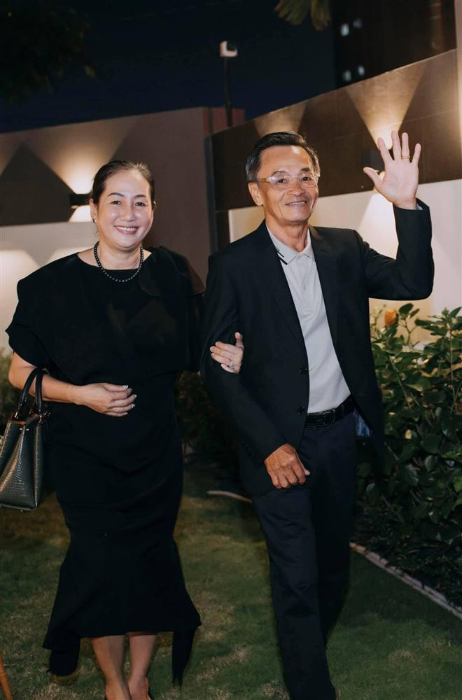 ố mẹ Quốc Trường xuất hiện với trang phục đen xuyệt tông, thanh lịch, quý phái.