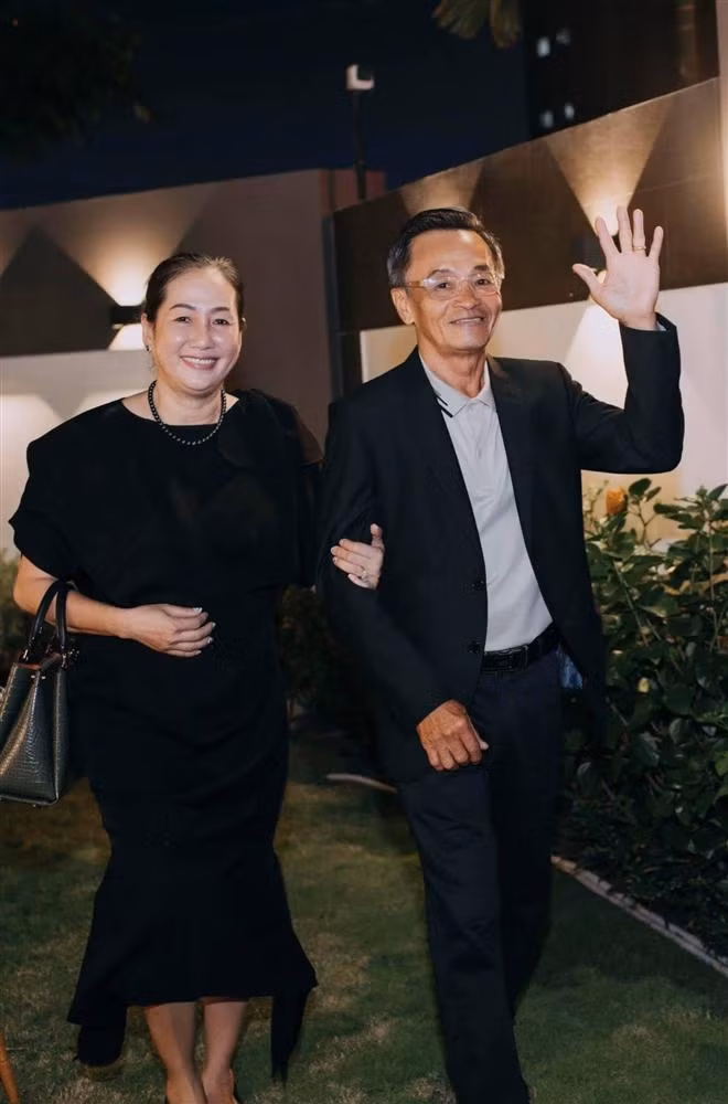 Bố mẹ Quốc Trường xuất hiện với trang phục đen xuyệt tông, thanh lịch, quý phái.