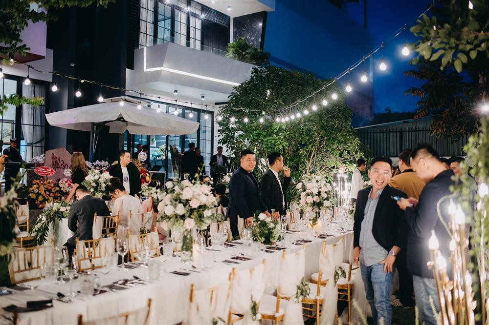 uốc Trường và gia đình tiếp đón khách khứa.