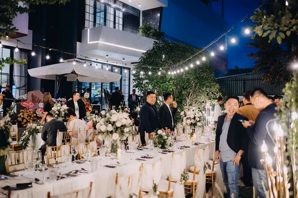 Quốc Trường và gia đình tiếp đón khách khứa.