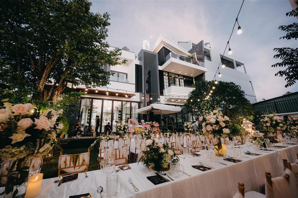 ối 26/11, bố mẹ Quốc Trường tổ chức tiệc kỷ niệm 40 năm ngày cưới trong biệt thự triệu đô ở Cần Thơ.