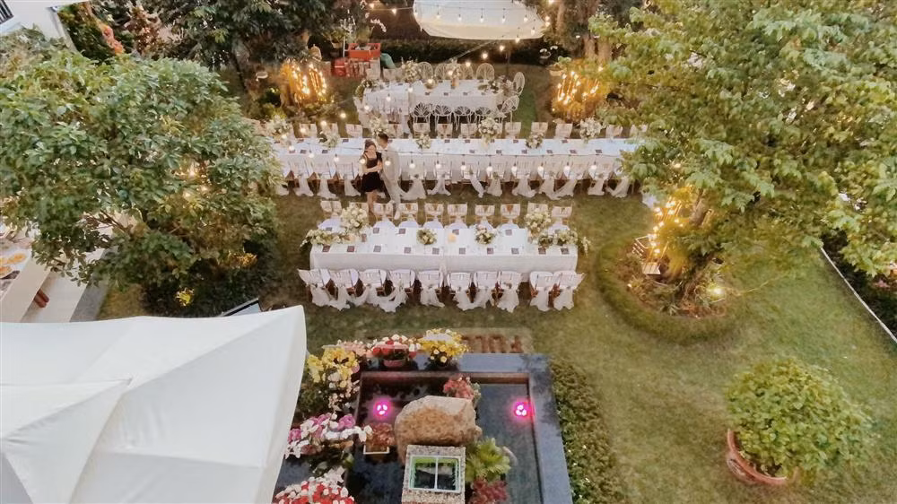 Quang cảnh rực rỡ với góc nhìn trên cao. Rất nhiều lẵng hoa đẹp được gửi đến mừng ngày vui của bố mẹ Quốc Trường.