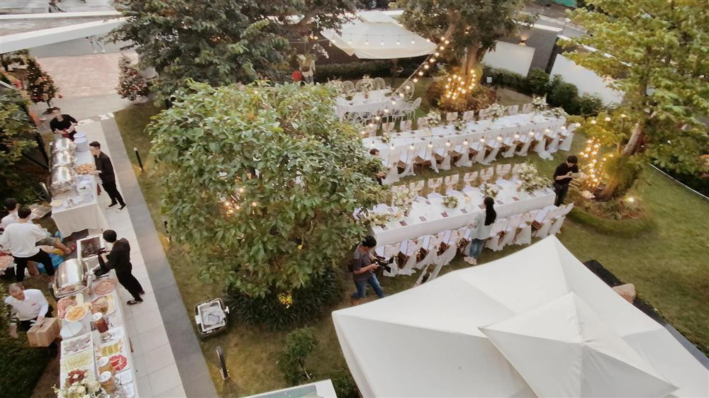 ##ss###style="text-decoration: underline;">Gia đình Quốc Trường đặt tiệc buffet đãi khách.