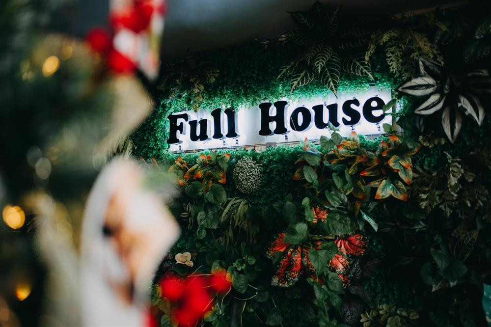 ấm biển "full house" (ngôi nhà hạnh phúc).