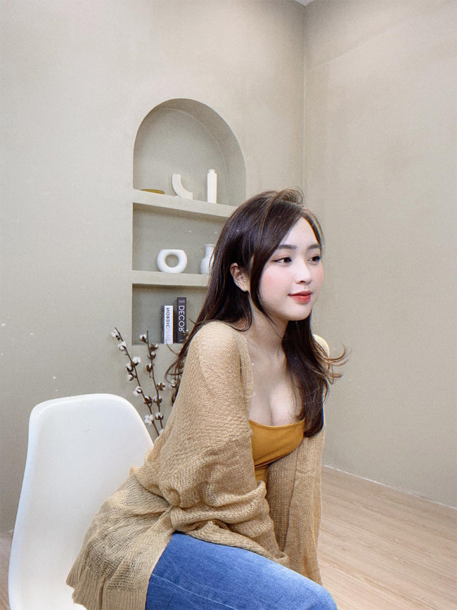 Cô có hơn 100.000 lượt theo dõi trên Facebook và 200.000 lượt theo dõi trên Instagram.