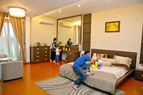 Trong phòng ngủ không có đồ trang trí đơn giản nhưng hiện đại với phần nội thất làm bằng gỗ nhẹ. Trong phòng ngủ được thiết kế gương soi, sàn gỗ với tấm thảm có hoa văn mềm mại tạo không gian tự nhiên nhưng rất thời trang. 