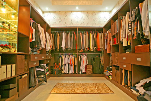 Theo chia sẻ của vợ MC Quyền Linh cho biết, cô rất thích trang trí nhà theo phong cách châu Âu. Ngoài ra, trong nhà gia đình cô còn rất quan tâm tới ánh sáng do tự nhiên. Căn biệt thự được thiết kế theo phong cách mở hòa mình với thiên nhiên. 