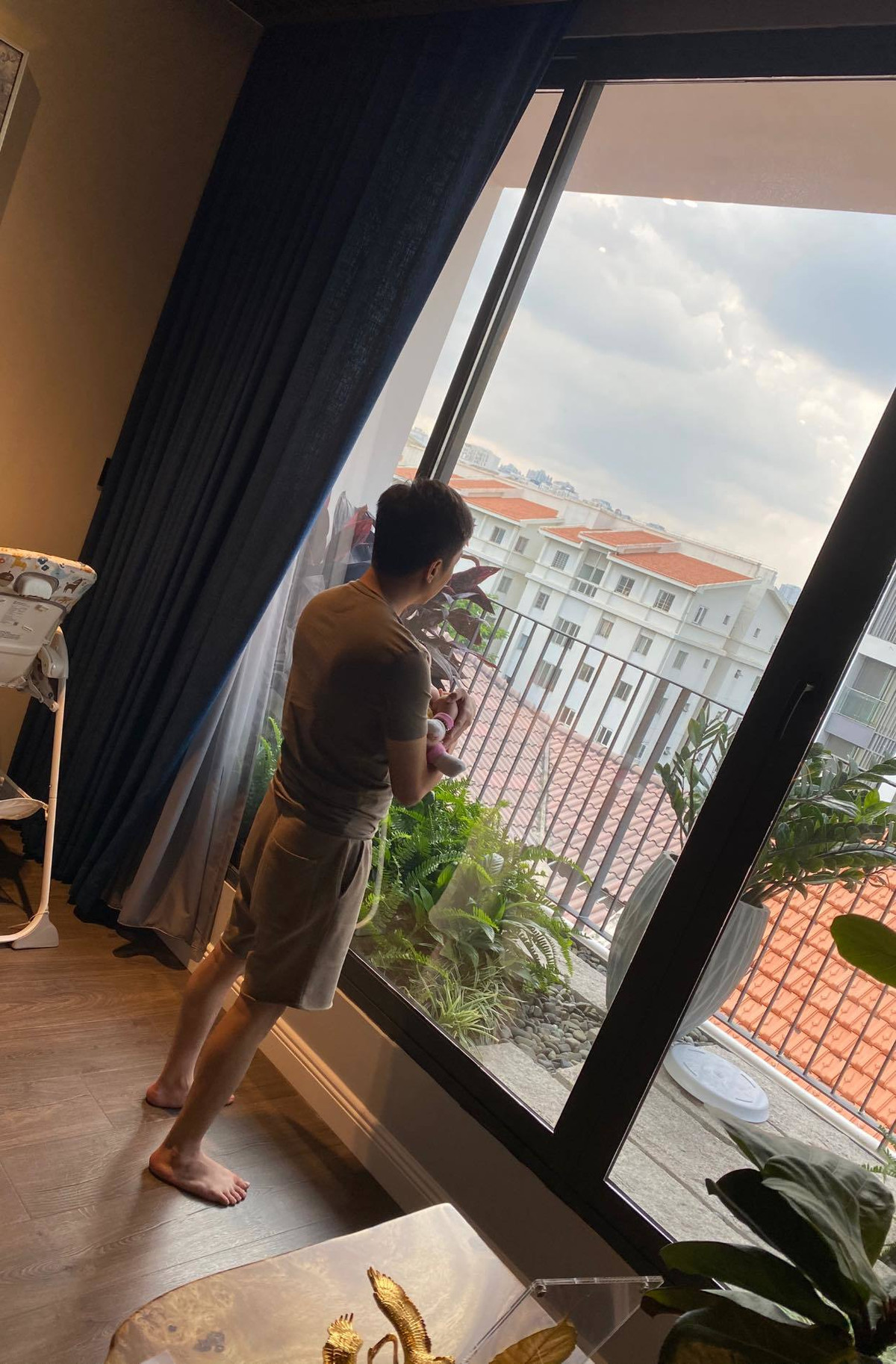 Không gian phòng ngủ được thiết kế với ban công rộng, nhiều cây xanh.