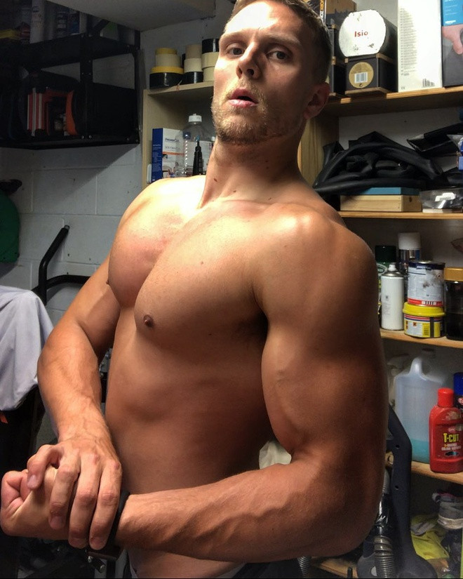 Jones cũng bắt đầu tập gym để nâng cao thể lực. Dần dần, khi chàng trai 24 tuổi tìm thấy niềm đam mê với thể dục cũng là lúc chân anh hồi phục gần như hoàn toàn. "Đó thực sự là một phép màu, từ việc được chẩn đoán không thể đi lại bình thường, tôi thậm chí còn tham gia các cuộc thi chạy hay nâng tạ lên tới 100 kg", anh bày tỏ.