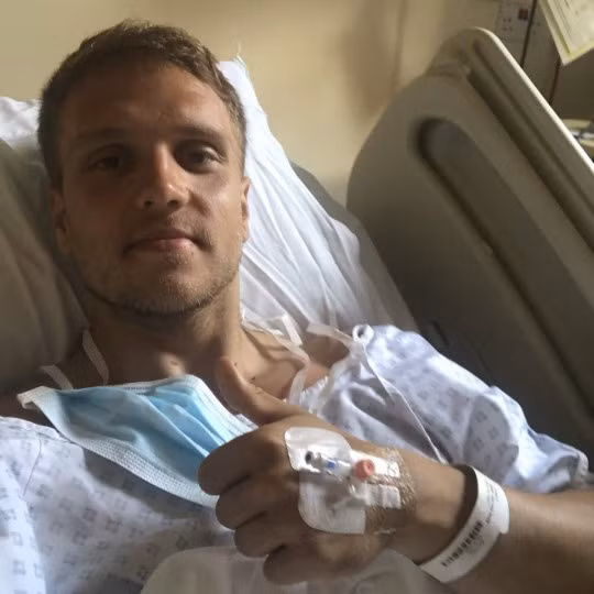 Trong khoảng 2 năm đầu sau khi bị bệnh, Jones dành phần lớn thời gian ở trong nhà, trên chiếc xe lăn và hạn chế hoạt động. Sau đó, chàng trai sinh năm 1996 không muốn đầu hàng số phận, bắt đầu tập đứng, đi trở lại.