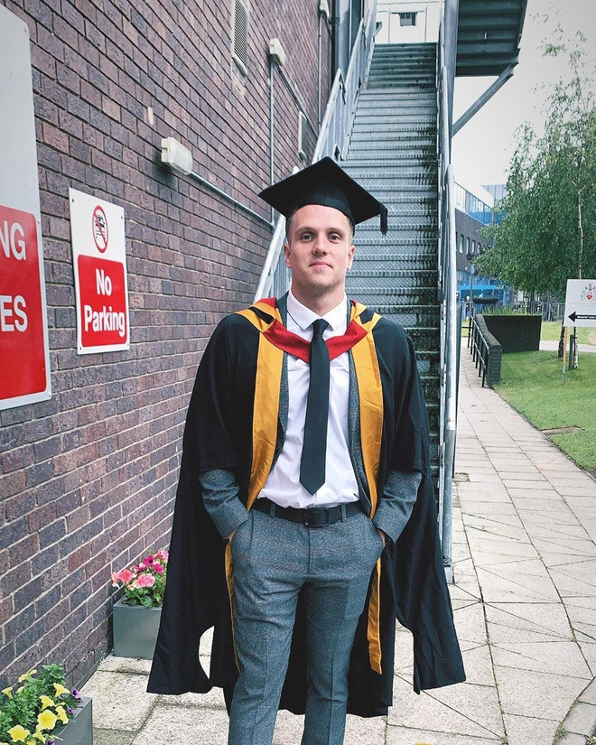 Hiện, Jones là huấn luyện viên cá nhân (PT) và sở hữu hình thể vạm vỡ, săn chắc. Chia sẻ câu chuyện về hành trình hồi phục của bản thân, anh hy vọng có thể truyền cảm hứng, động lực cho những người có chung cảnh ngộ vượt lên chính mình.