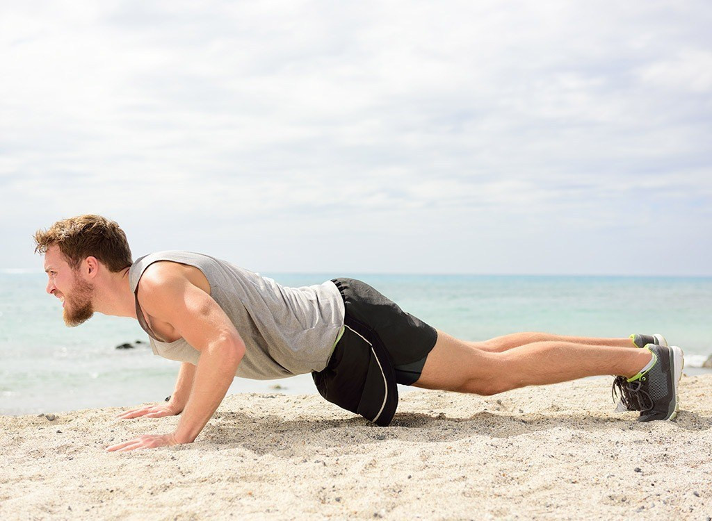  Chống đẩy: Huấn luyện viên Jay Cardiello - người luyện tập cho nhiều ngôi sao nổi tiếng - chia sẻ với ABC News: “Chống đẩy giúp tăng độ ổn định của thắt lưng, dựng thẳng cột sống và ngăn ngừa đau, mang lại vóc dáng cân đối. Bài tập này cũng rất tốt để loại bỏ mỡ thừa vùng vai, lưng, bắp tay". Cách thực hiện: Nằm sấp trên sàn, hai tay đặt ngang hông, khuỷu tay ép sát cơ thể, chân rộng bằng hông. Sau đó, chúng ta từ từ nâng hông, đùi, ngực lên khỏi sàn sao cho toàn bộ trọng lượng cơ thể được đỡ bởi các ngón chân, lòng bàn tay. Tiếp theo, hãy duỗi sao cho cánh tay thẳng, cùng lúc thở ra. Động tác này đòi hỏi cổ, đầu, hông, mắt cá chân thẳng hàng. Giữ một nhịp sau đó bạn hạ người xuống, ép cơ thể sát sàn và hít. Động tác lặp lại 10 lần. Ảnh: Eatthis.