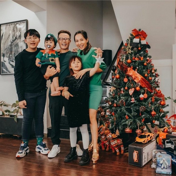 Cây thông của gia đình ca sĩ Hoàng Bách được trang trí khá lộng lẫy, hút mắt để đón Giáng sinh 2020.