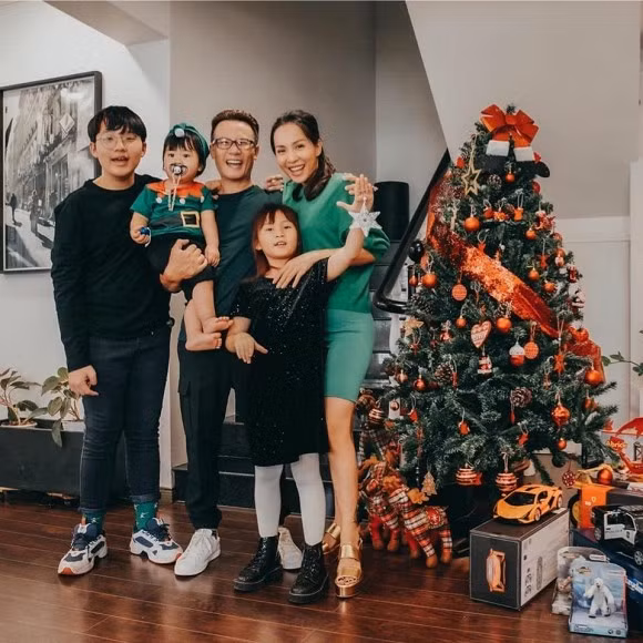 Cây thông của gia đình ca sĩ Hoàng Bách được trang trí khá lộng lẫy, hút mắt để đón Giáng sinh 2020.