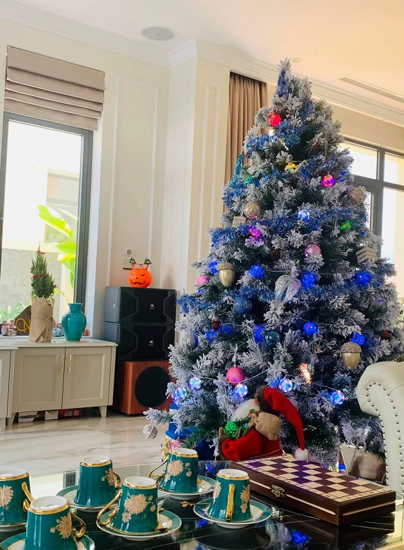 Năm đầu tiên chuyển vào Sài Gòn sống, MC Vân Hugo cũng dành nhiều tâm huyết để trang trí cây thông trong biệt thự của mình.