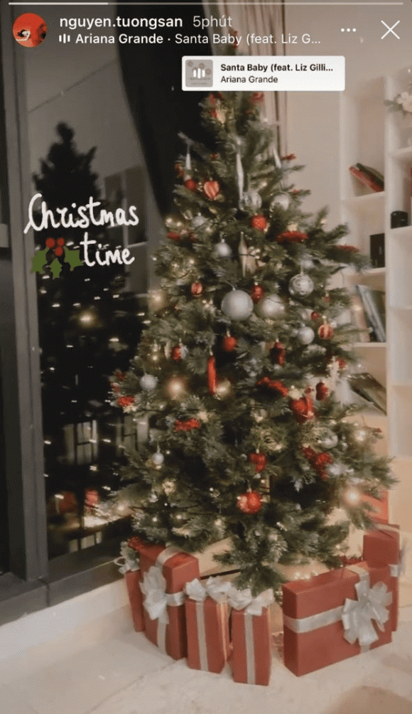 "Nàng dâu mới" Tường San cũng tỏ ra khéo léo khi trang trí cây thông tại gia.