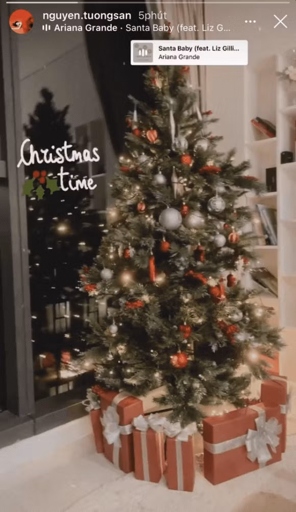 "Nàng dâu mới" Tường San cũng tỏ ra khéo léo khi trang trí cây thông tại gia.