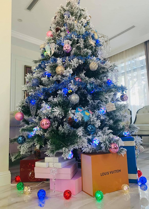 Một mùa Giáng sinh nữa đang cận kề. Giữa thời tiết lành lạnh không khí Noel lại càng thêm rộn ràng trên khắp phố phường. Đây cũng là quãng thời gian nhiều người nổi tiếng và các gia đình bắt tay vào trang trí cây thông Noel. Ngoài những mẫu định sẵn, năm nay rất nhiều người chơi lớn khi trang hoàng nơi ở của mình bằng những cây thông độc lạ. Nếu bí ý tưởng trang trí cây thông Noel, bạn có thể tham khảo một số mẫu dưới đây: