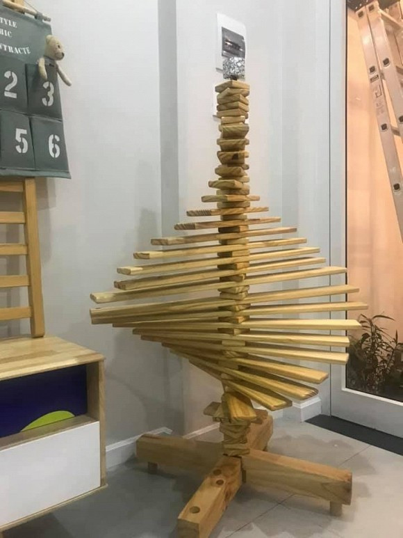 Cây thông được tạo nên từ gỗ, khi không dùng đến có thể gấp gọn.