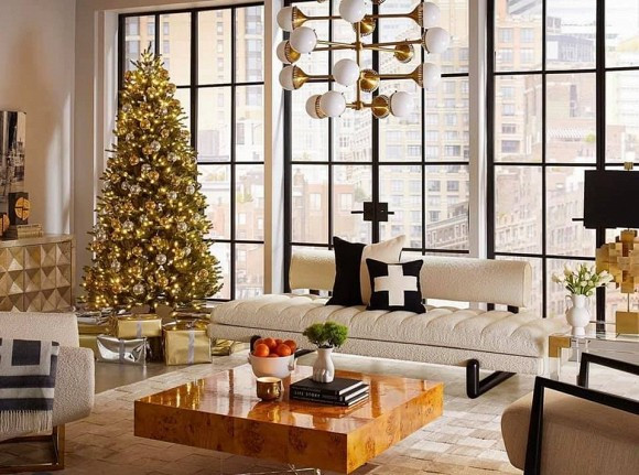 Chồng người mẫu Lê Thúy cũng đã hoàn tất việc trang trí cây thông có tông màu vàng trong căn hộ của mình.