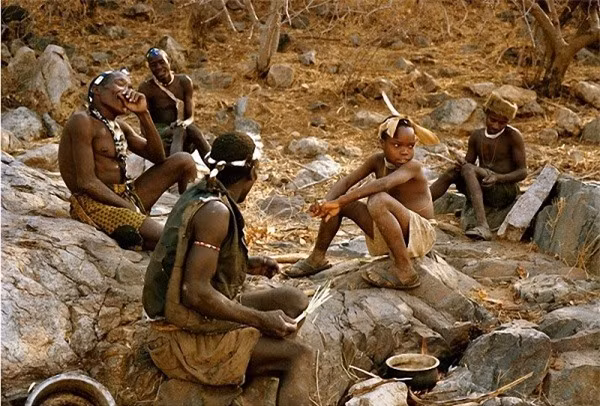 Nếu một cặp vợ chồng chung sống với nhau trên 20 năm, họ phải chuyển đến ở với mẹ vợ, ngược lại, vợ chồng nếu không ở gần nhau quá 2 tuần thì được coi như là chưa kết hôn. 