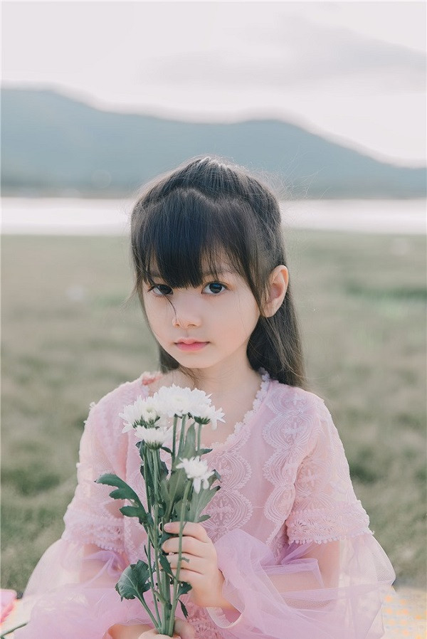 Sở hữu ngoại hình đẹp nên Onew hiện đang làm mẫu nhí cho các cửa hàng thời trang và nhiều thương hiệu đồ dùng cho trẻ em.