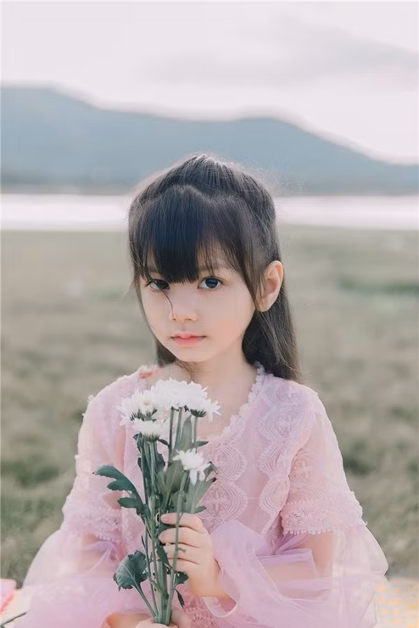 Sở hữu ngoại hình đẹp nên Onew hiện đang làm mẫu nhí cho các cửa hàng thời trang và nhiều thương hiệu đồ dùng cho trẻ em.