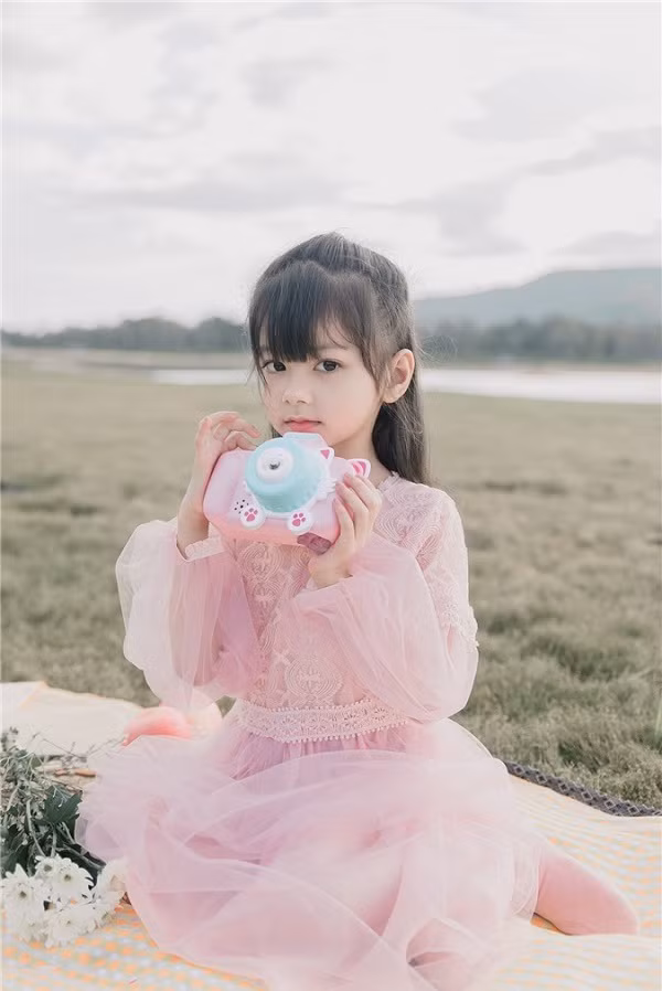 Onew được thừa hưởng nhiều nét đẹp ở mẹ như làn da trắng, đôi mắt to, 2 mí và sống mũi cao. Em trai của Onew cũng xinh xắn không hề thua kém người chị gái của mình là mấy.