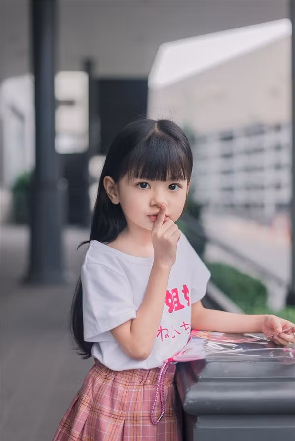 Được biết, cô bé có tên Onew, hiện đang sống cùng bố mẹ và một cậu em trai ở Thủ đô Băng Cốc, Thái Lan. Cả gia đình của Onew đều sở hữu ngoại hình đẹp, đặc biệt mẹ của cô bé cũng nhận được nhiều lời khen về nhan sắc.