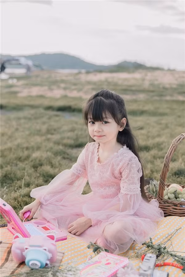 Trang cá nhân của mẹ Onew cũng có hơn 100 nghìn lượt người theo dõi. Bà mẹ hai con thường xuyên đăng tải ảnh của các con, đặc biệt mỗi bức hình của Onew luôn nhận được "cơn mưa lời khen" vì quá dễ thương.