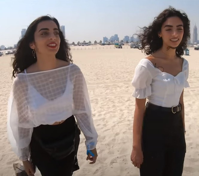 Tất cả những ai có mặt bãi biển Dubai lúc đó đều khẳng định họ là chị em sinh đôi. Tuy nhiên, sau khi điều tra lý lịch gia đình, họ không cùng huyết thống và cũng chẳng có mối quan hệ họ hàng nào.